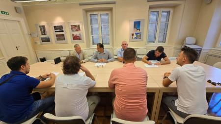 Podpis pogodbe za adaptacijo pomožnega nogometnega igrišča in atletske steze; Vir: Občina Sežana